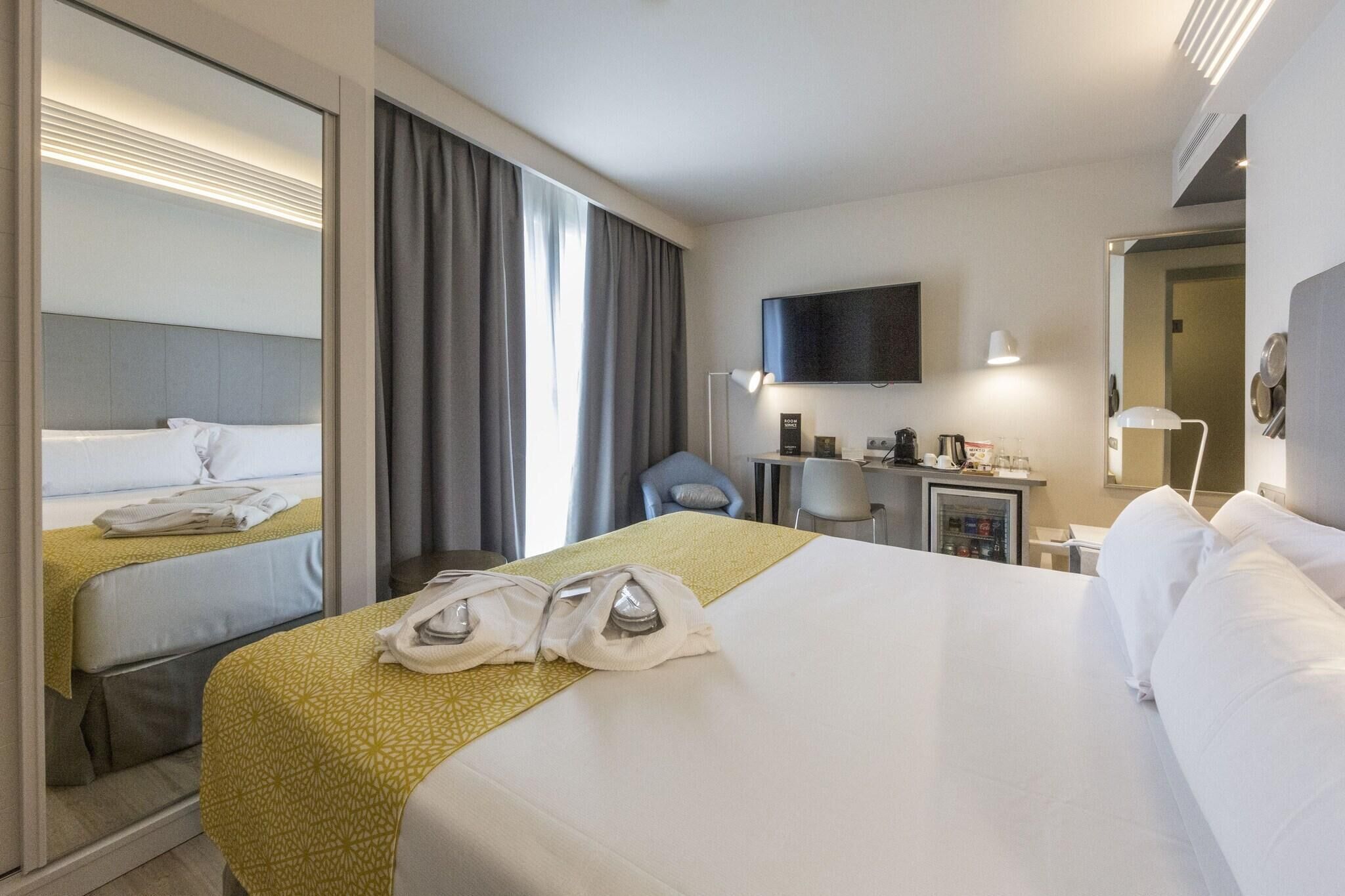 Minibar, safe på rommet, skrivebord og blendingsgardiner