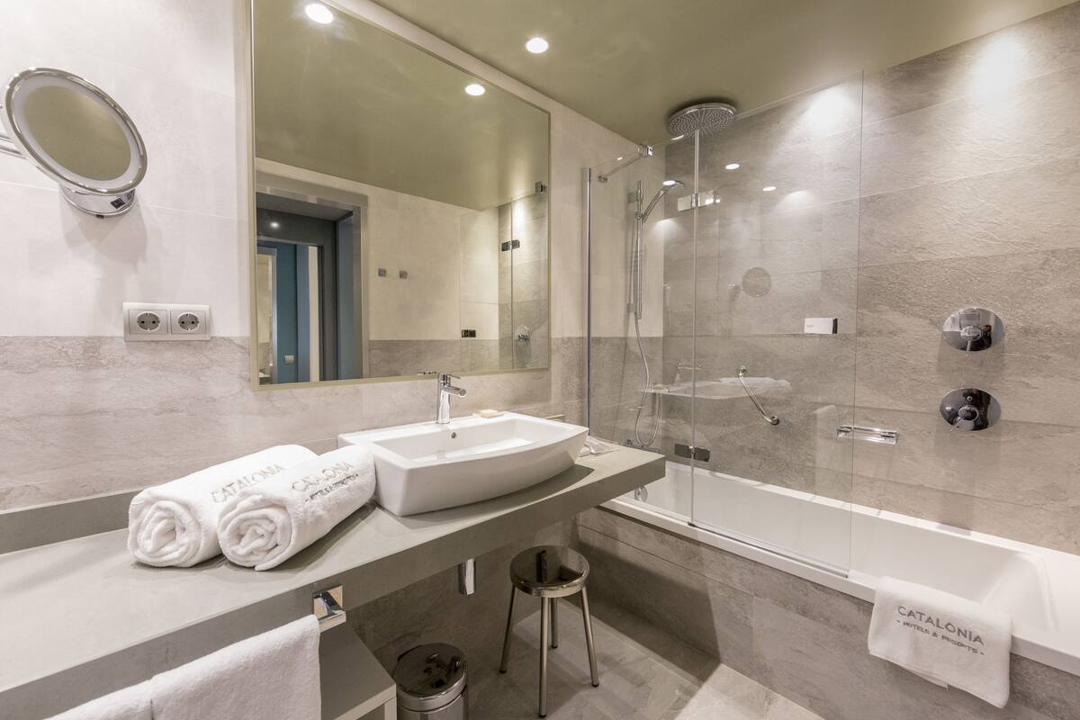 eco-friendly toiletries, hair dryer, towels