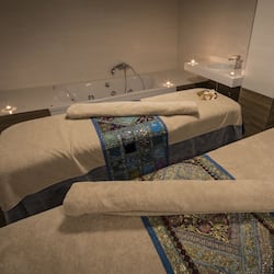 Body treatments, 1 treatment room, massages