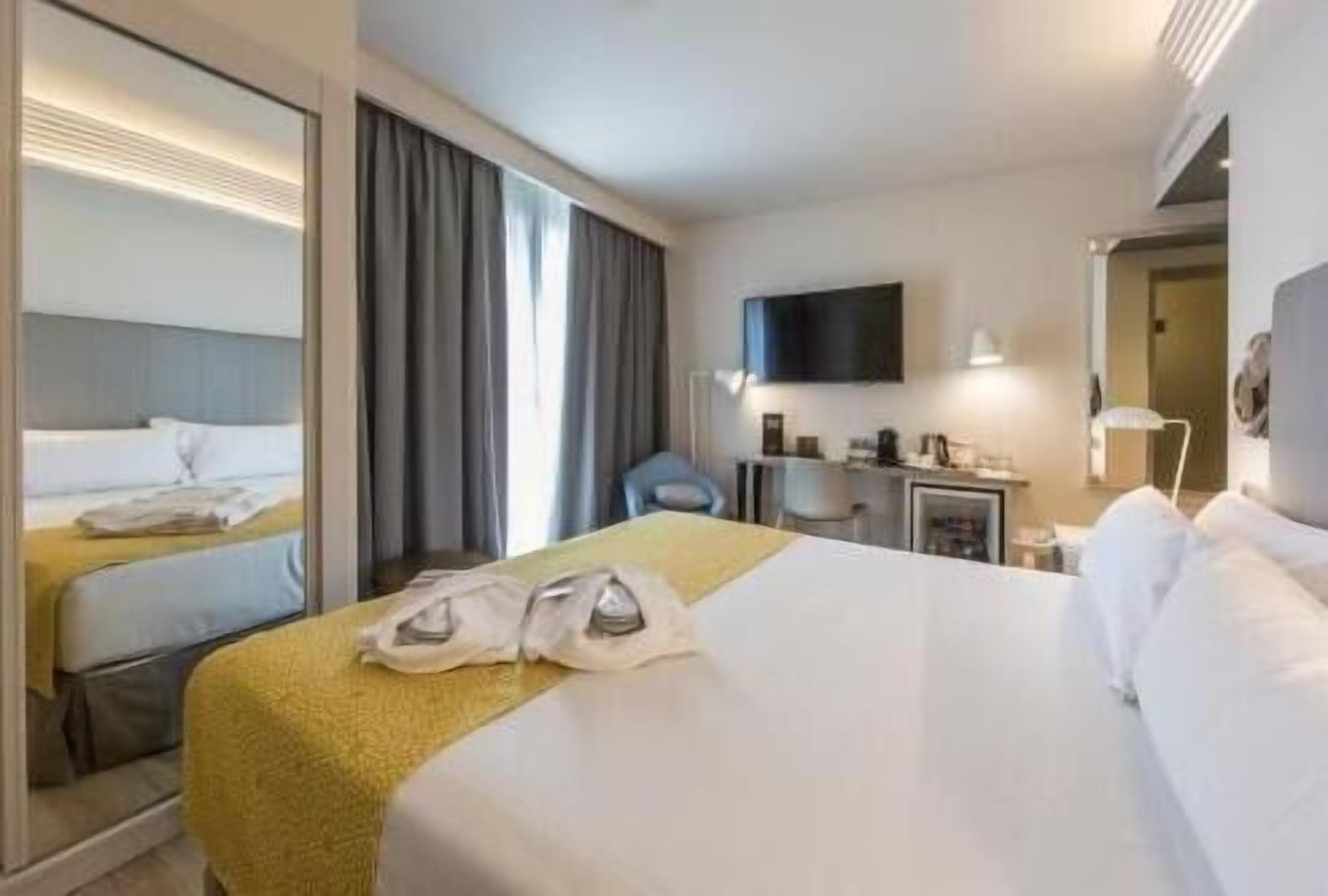 迷你吧、客房内保险箱、办公桌、遮光窗帘