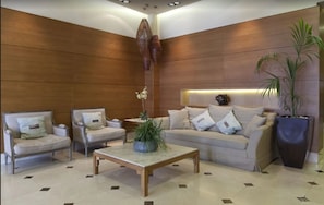 Lobby sitting area - Hotel Sterling (Madrid)