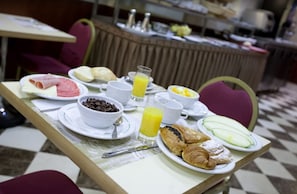 Daily cooked-to-order breakfast (EUR 13 per person)