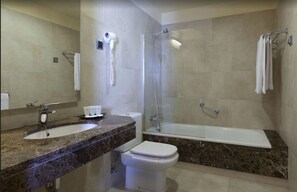 Combined shower/tub, hair dryer, towels - Hotel Sterling (Madrid)