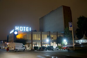 Fachada de la propiedad por la tarde o noche