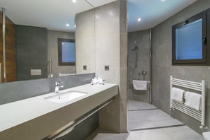 Deluxe Double Room | Bathroom | Free toiletries, towels - Hotel America (Igualada)