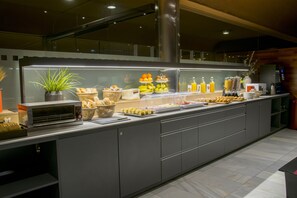 Daily continental breakfast (EUR 6 per person)