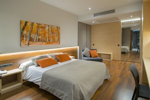 Deluxe Double Room | In-room safe, desk, soundproofing, free cots/infant beds - Hotel America (Igualada)