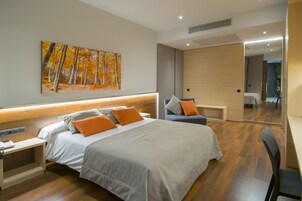 Quarto casal luxo | Cofres nos quartos, escrivaninha, quartos à prova de som, berços grátis