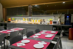 فطور أوروبي يوميًا بتكلفة قدرها (8.5 EUR للشخص)