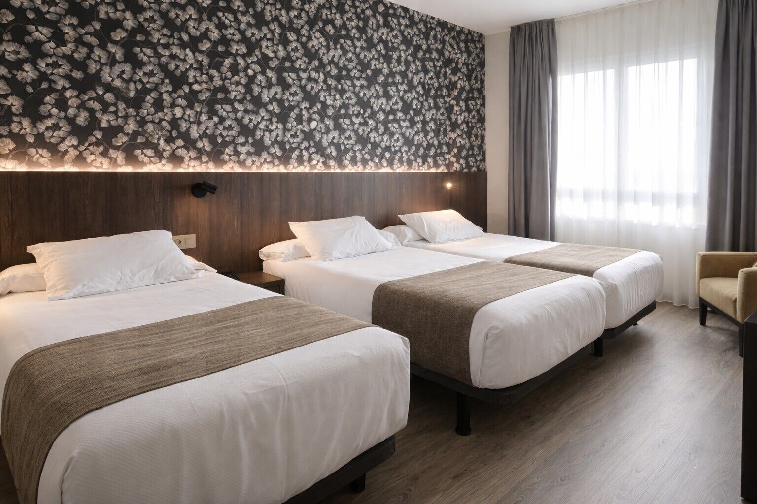 Habitación triple Confort | Ropa de cama de alta calidad, edredón y camas con efecto memoria 