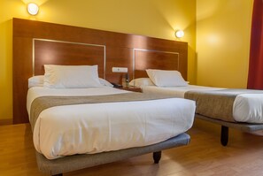 Zweibettzimmer | Hochwertige Bettwaren, Daunenbettdecken