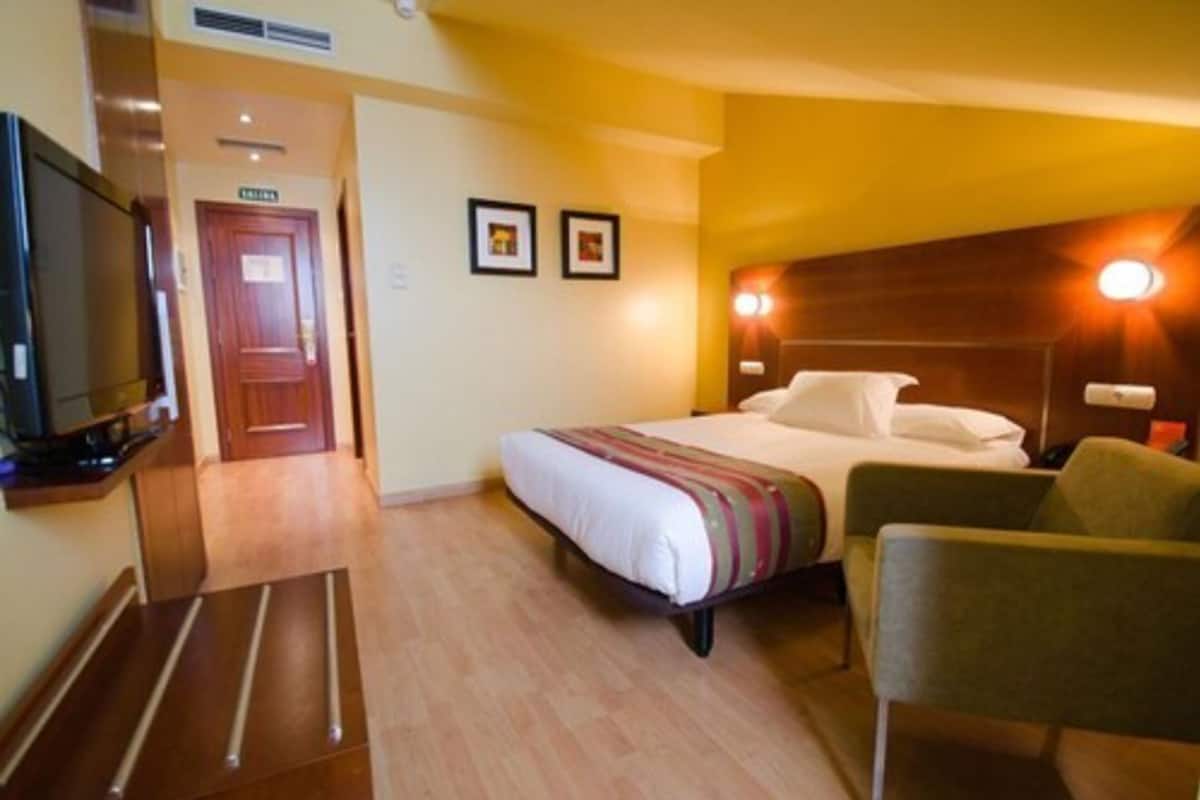 Kamar Standar, 1 Tempat Tidur Queen | Seprai premium, selimut bulu angsa, busa memori, dan minibar