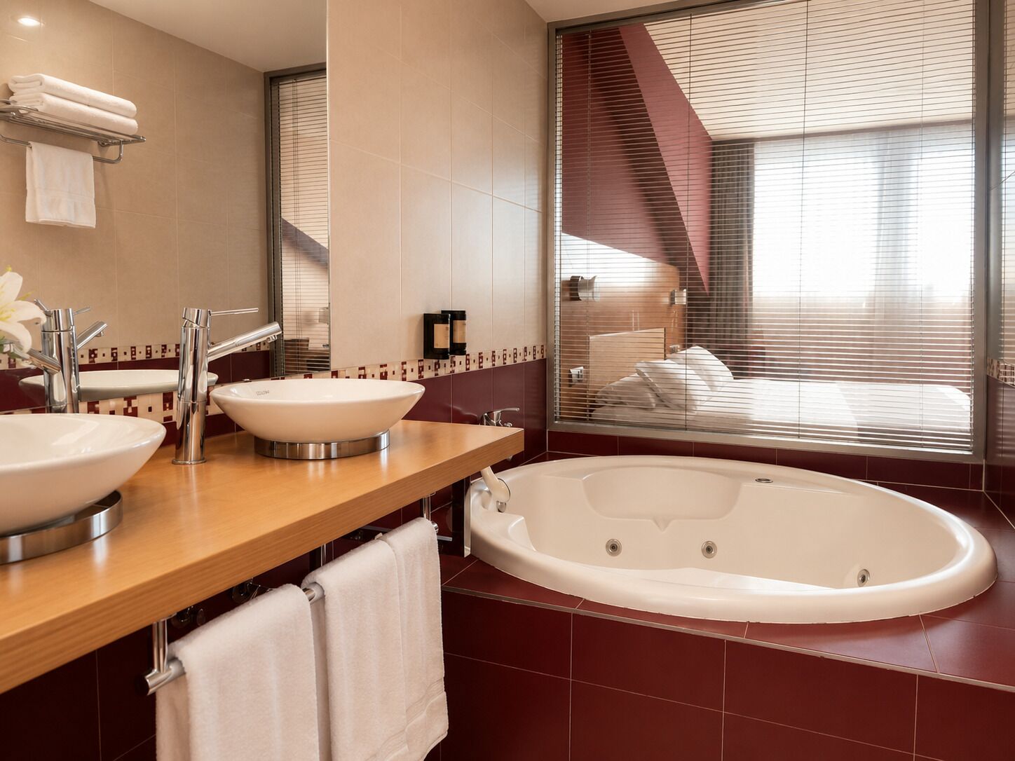 Un baño moderno con una bañera grande, dos lavamanos y un tocador.