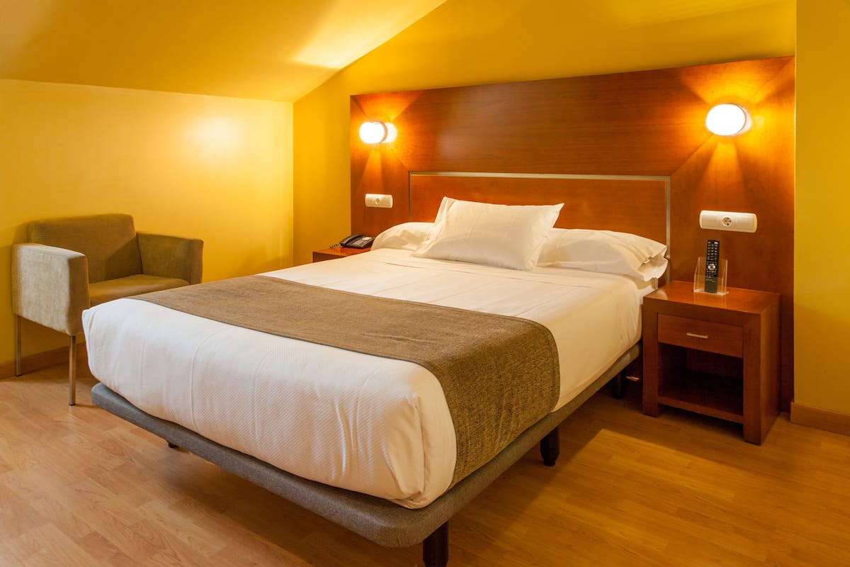 Standard Room, 1 Queen Bed | Premium bedding, down comforters, memory foam beds, minibar