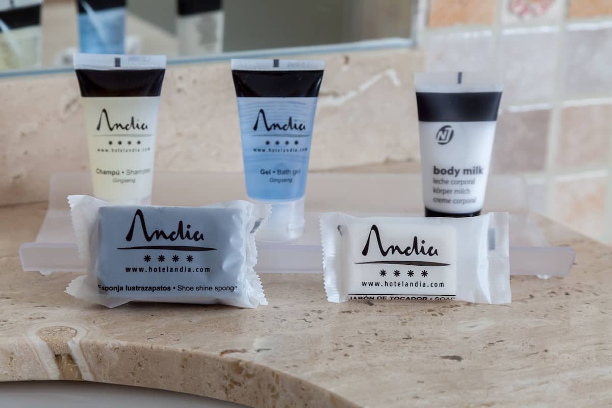 Suite Junior | Kamar mandi | Kombinasi shower/bathtub, pengering rambut, kloset, dan handuk