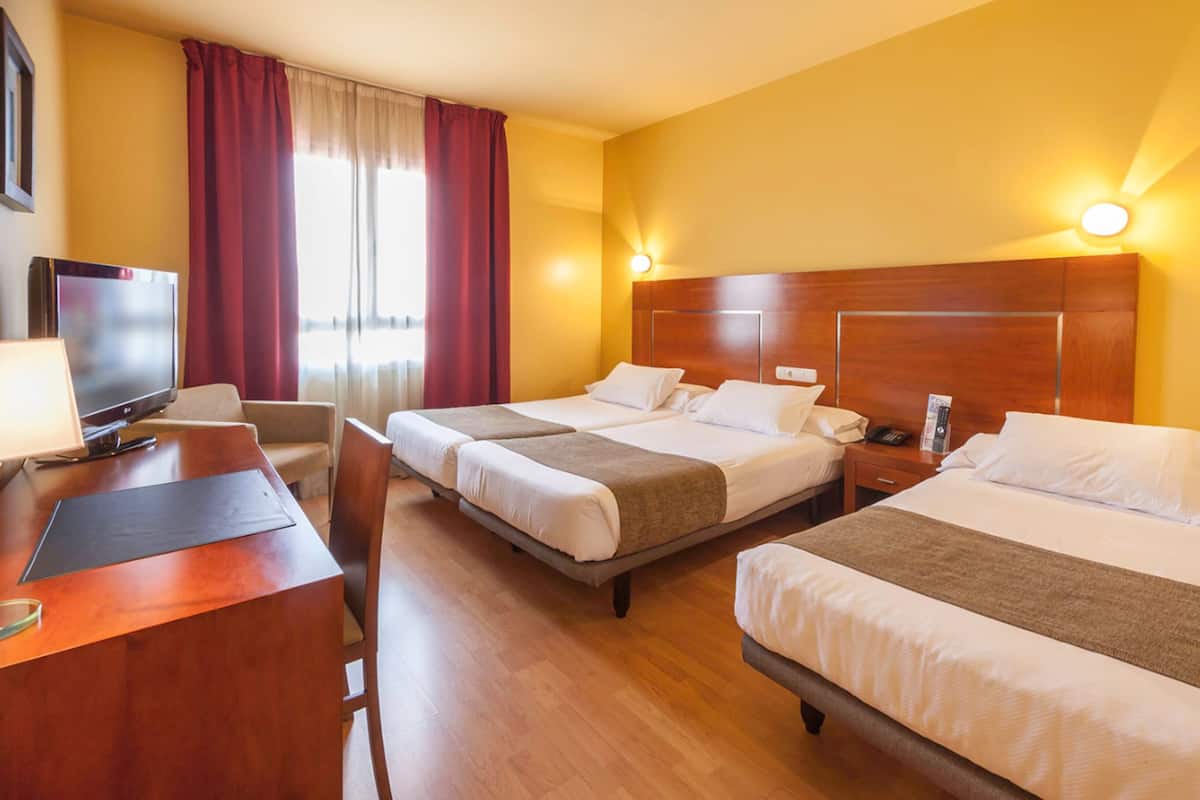 Kamar Triple | Seprai premium, selimut bulu angsa, busa memori, dan minibar