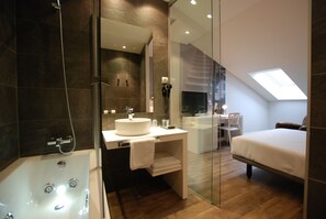 Deluxe-Zimmer | Badezimmer | Haartrockner, Bidet, Handtücher, Seife