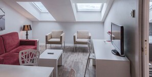 Suite Apartment Deluxe | Oleskelualue | 32–tuumainen LCD-televisio, jossa satelliittikanavat