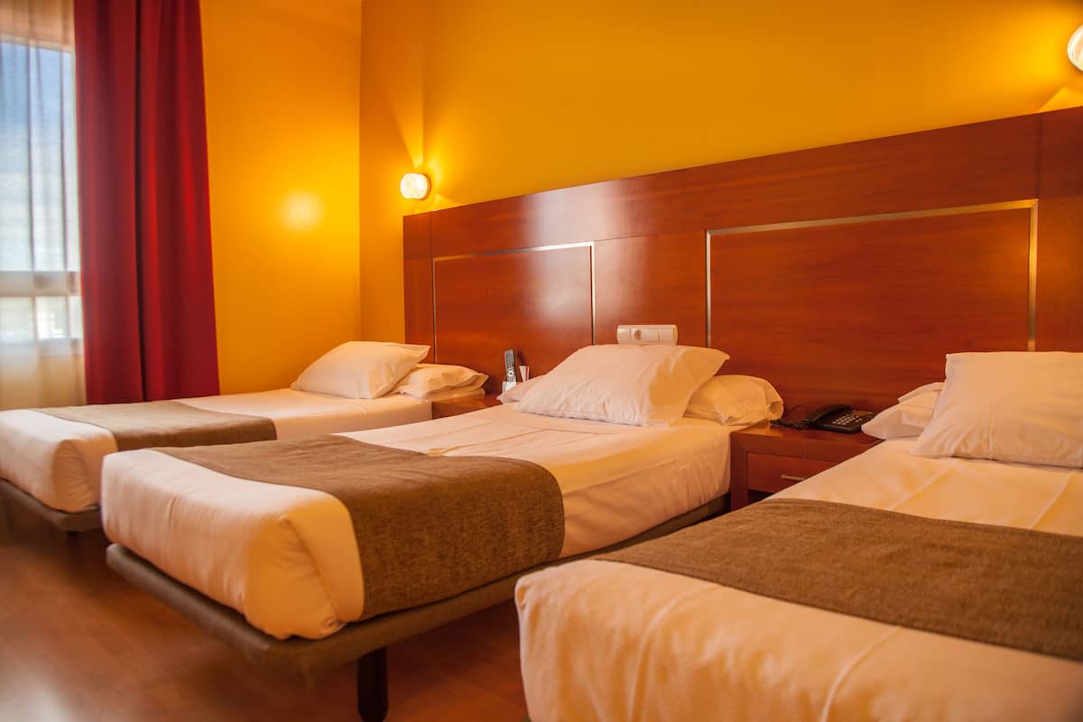 Kamar Triple | Seprai premium, selimut bulu angsa, busa memori, dan minibar