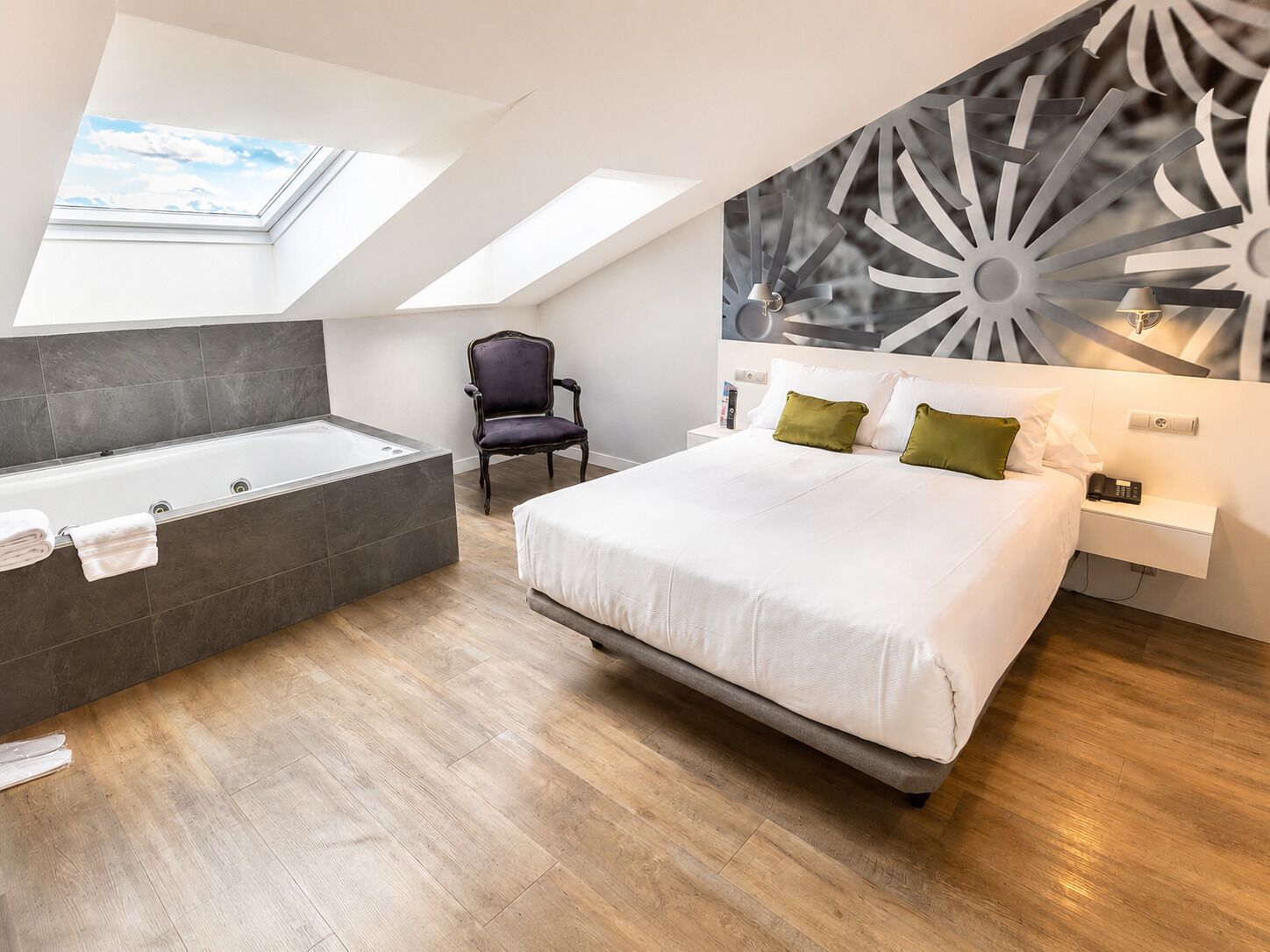 Suite Apartment Deluxe | Premium bedding, down duvets, memory-foam beds, minibar