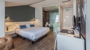 A modern hotel room with a large bed, bedside tables, a desk, and a TV. - Hotel Andia (Orcoyen)
