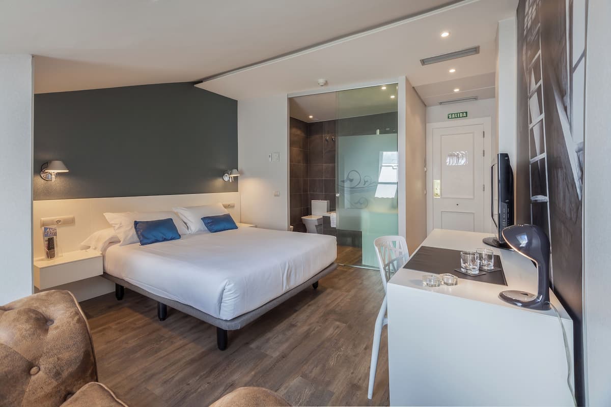 Kamar | Seprai premium, selimut bulu angsa, busa memori, dan minibar