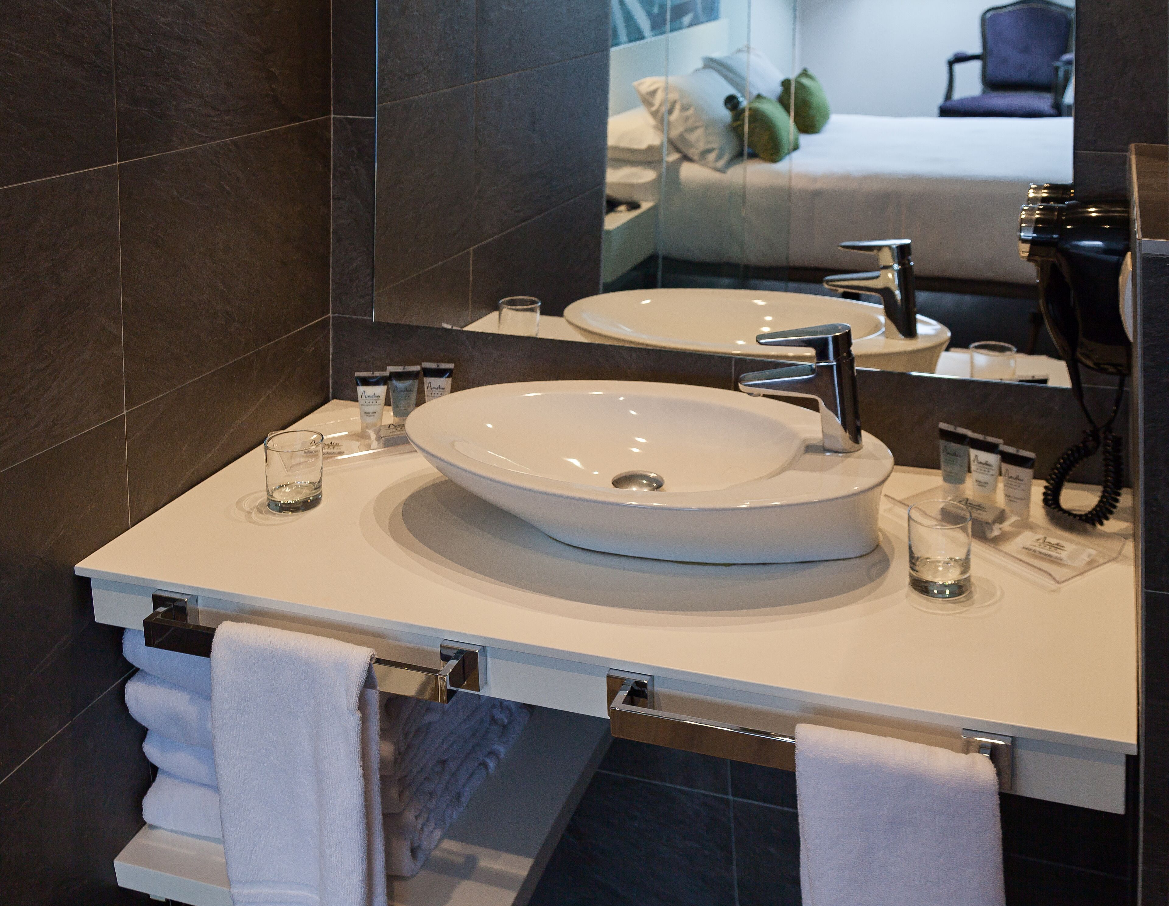 suite apartment deluxe | bathroom | combined shower/bathtub, hair dryer, bidet, towels