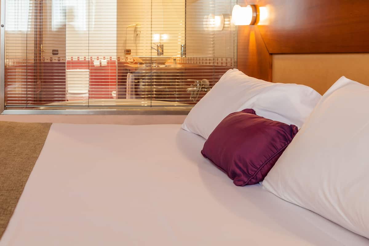 Junior Suite | Premium bedding, down comforters, memory foam beds, minibar