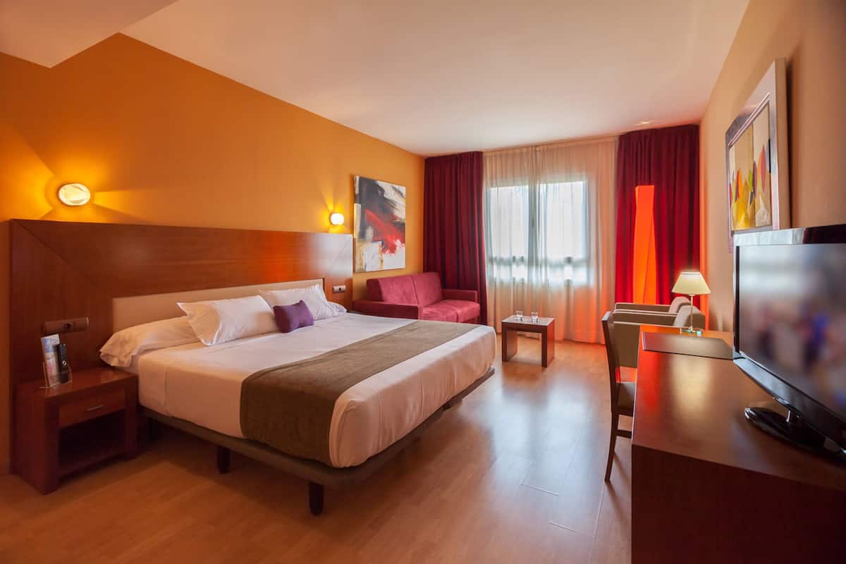 Suite Junior | Seprai premium, selimut bulu angsa, busa memori, dan minibar