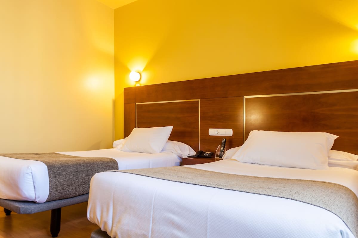 Twin Room | Premium bedding, down comforters, memory foam beds, minibar