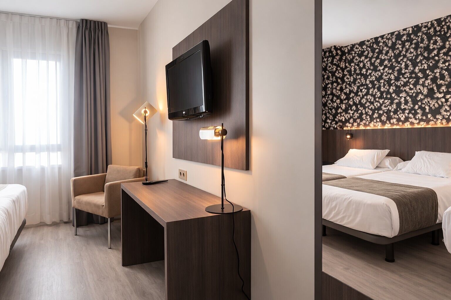 Comfort driepersoonskamer | Luxe beddengoed, bedden met traagschuimmatrassen, een minibar