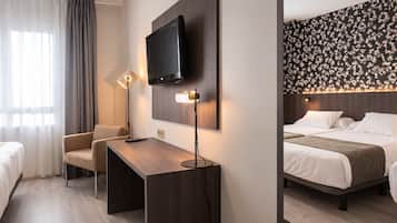 Comfort driepersoonskamer | Luxe beddengoed, bedden met traagschuimmatrassen, een minibar