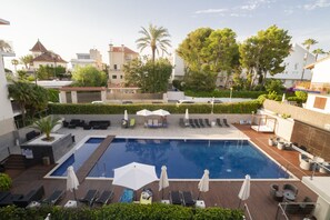 Seasonal outdoor pool, pool umbrellas, sun loungers