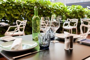 Se sirven desayunos, comidas y cenas con vista a la alberca
