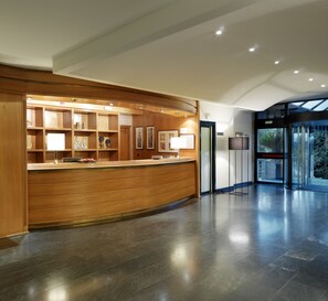 Check-in/check-out kiosk