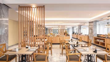 Desayuno buffet todos los días (EUR 12.00 por persona)