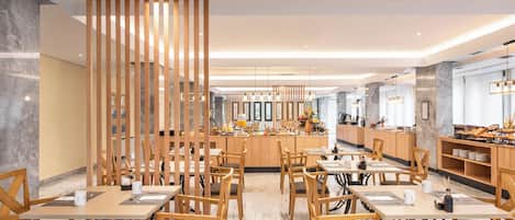 Colazione a buffet, servita tutte le mattine (12.00 EUR a persona)