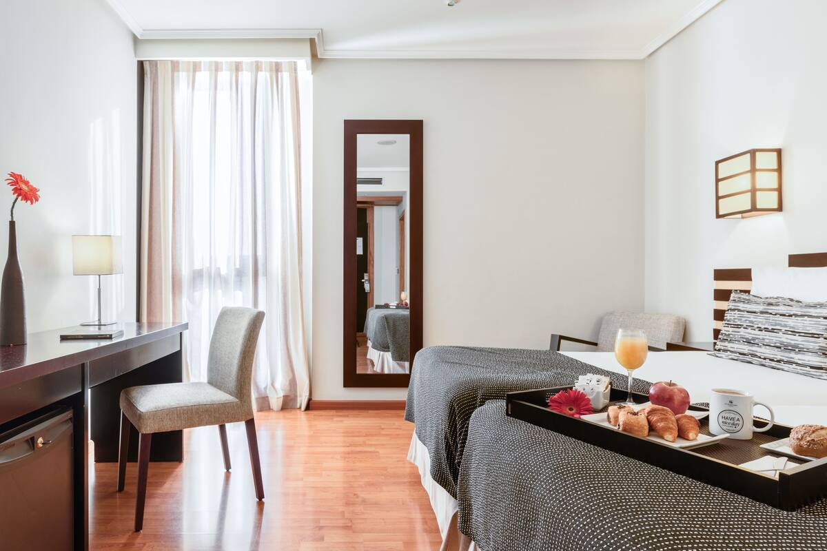 Minibar, in-room safe, blackout drapes, WiFi (free)