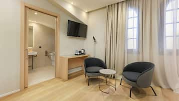Cubrecamas, caja de seguridad en la habitaciĂłn y escritorio