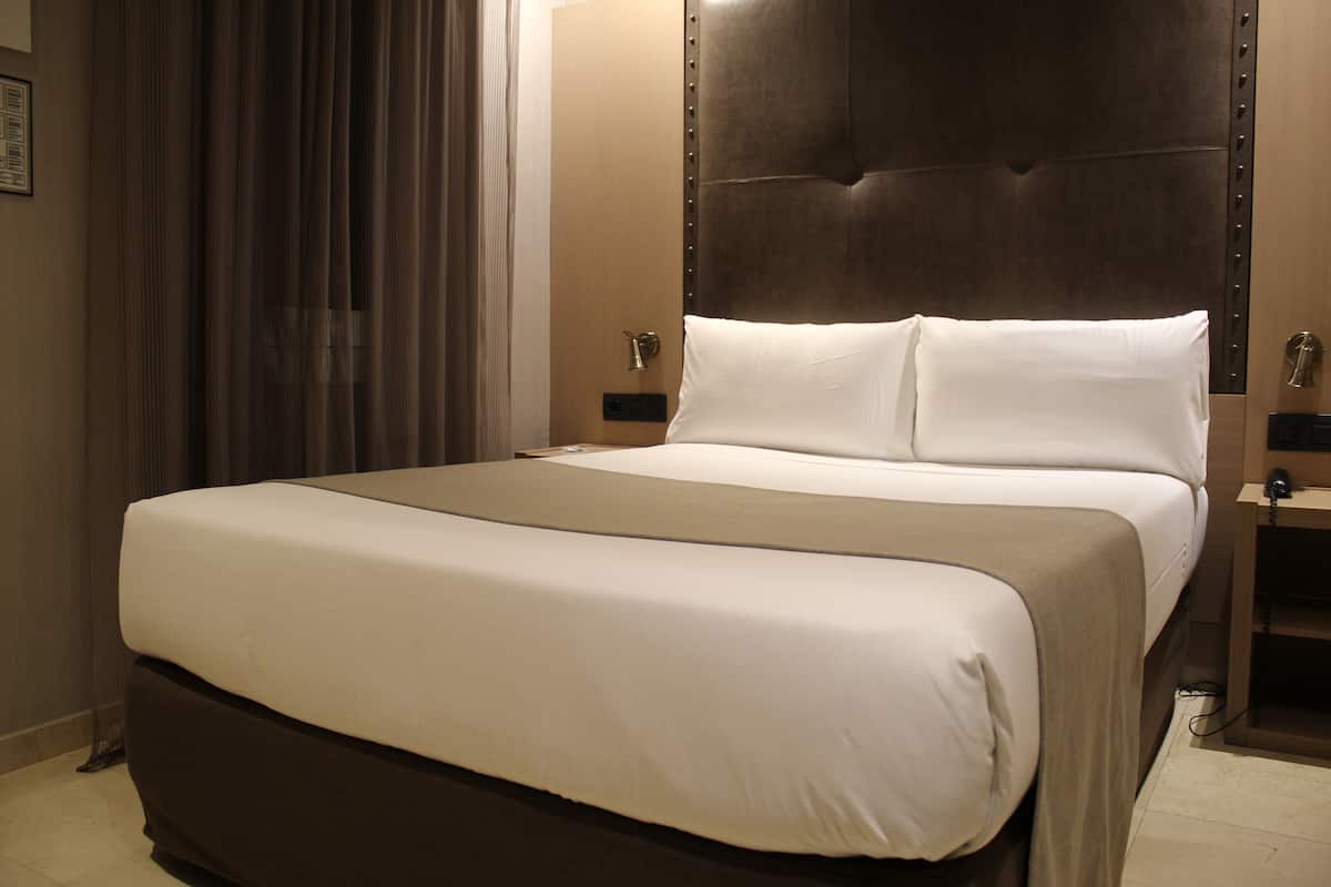 單人房 | 羽絨被、房內夾萬、書桌、遮光窗簾/窗簾