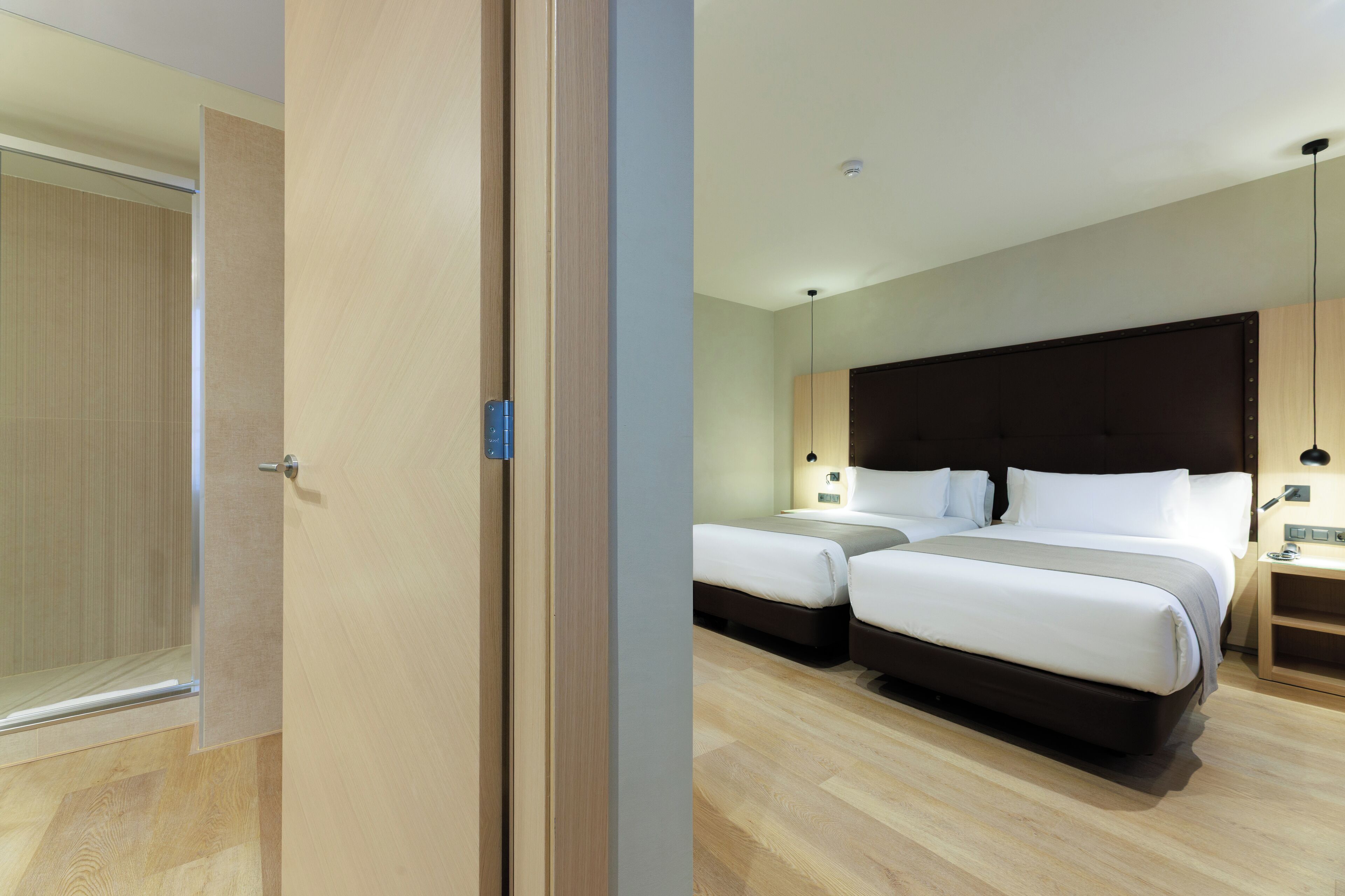 Cubrecamas, caja de seguridad en la habitación y escritorio 