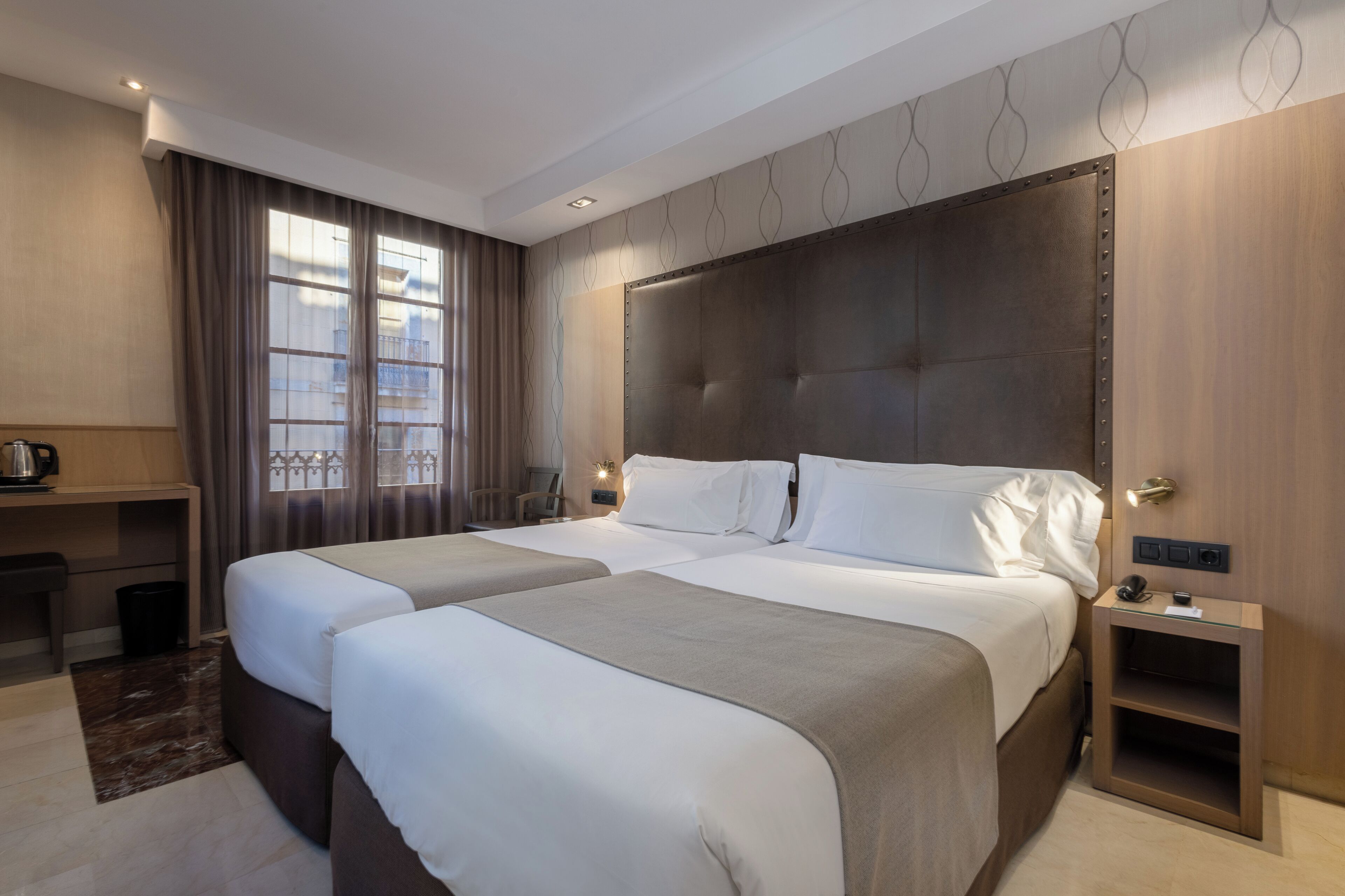 Donzen dekbedden, een kluis op de kamer, een bureau