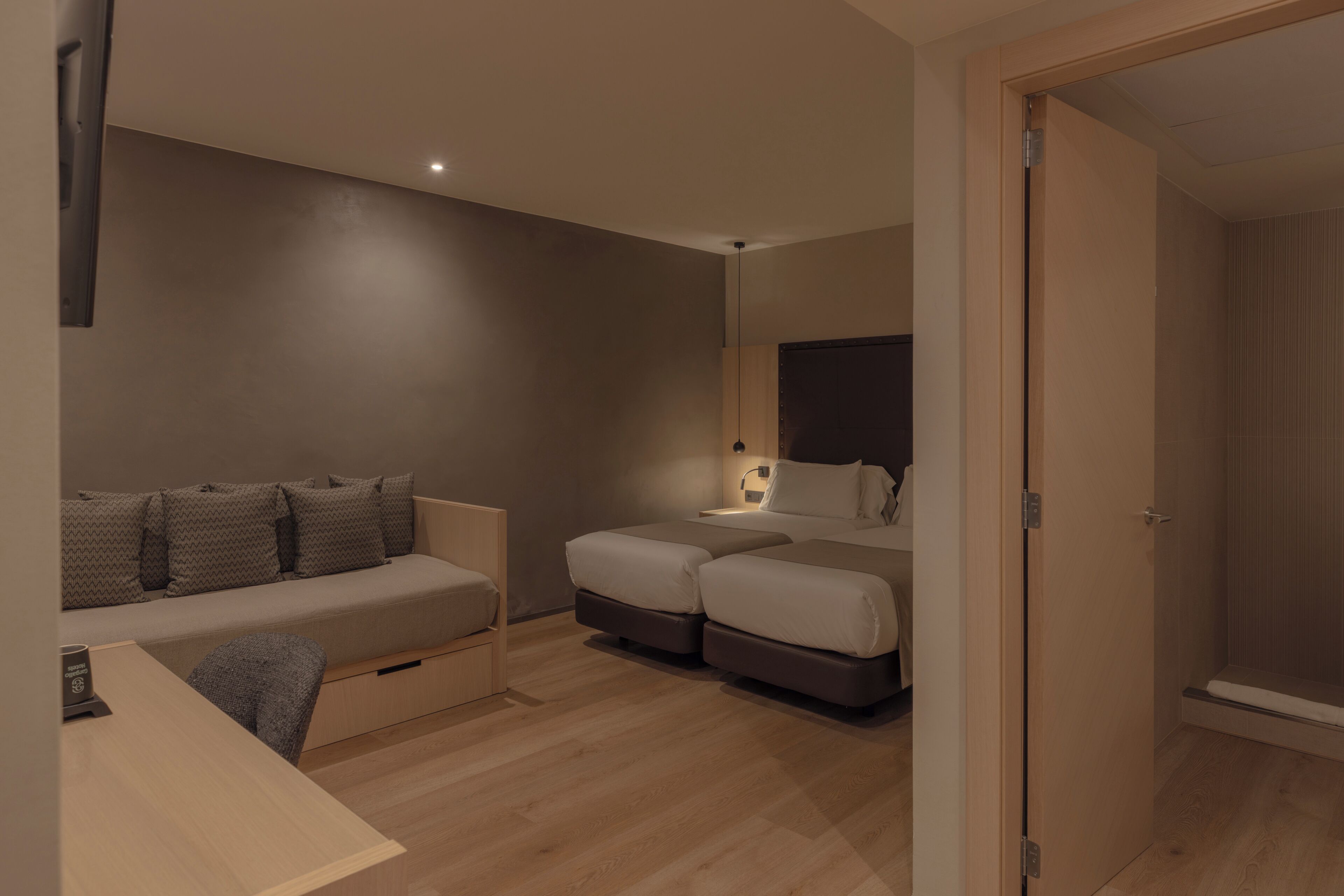 Edredons de pluma, cofres nos quartos, escrivaninha, cortinas blackout