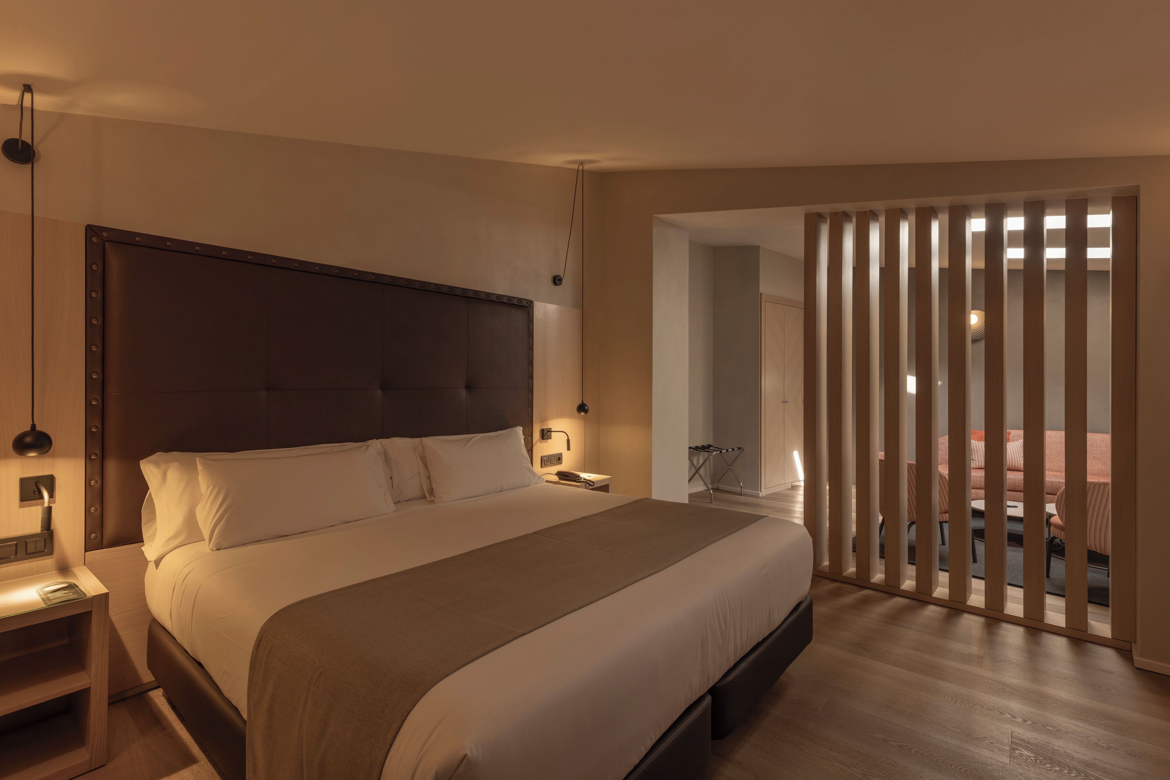 Edredons de pluma, cofres nos quartos, escrivaninha, cortinas blackout