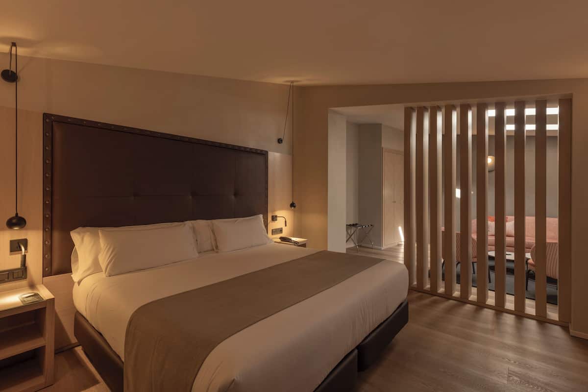 Down comforters, in-room safe, desk, blackout drapes