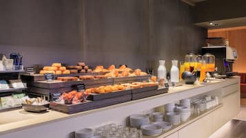 Desayuno buffet diario (EUR 16 por persona)