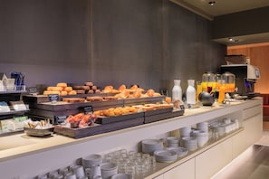 Tägliches Frühstücksbuffet (16 EUR pro Person)