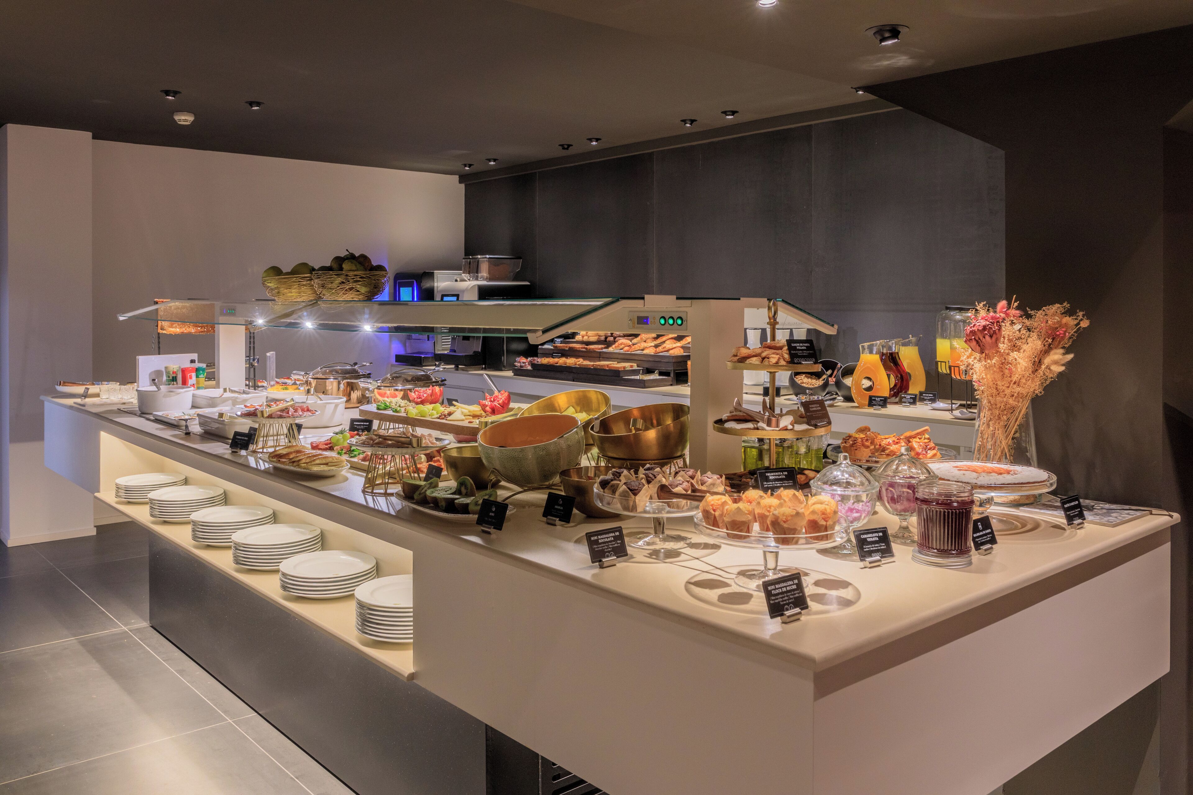 Desayuno buffet diario (EUR 16 por persona)