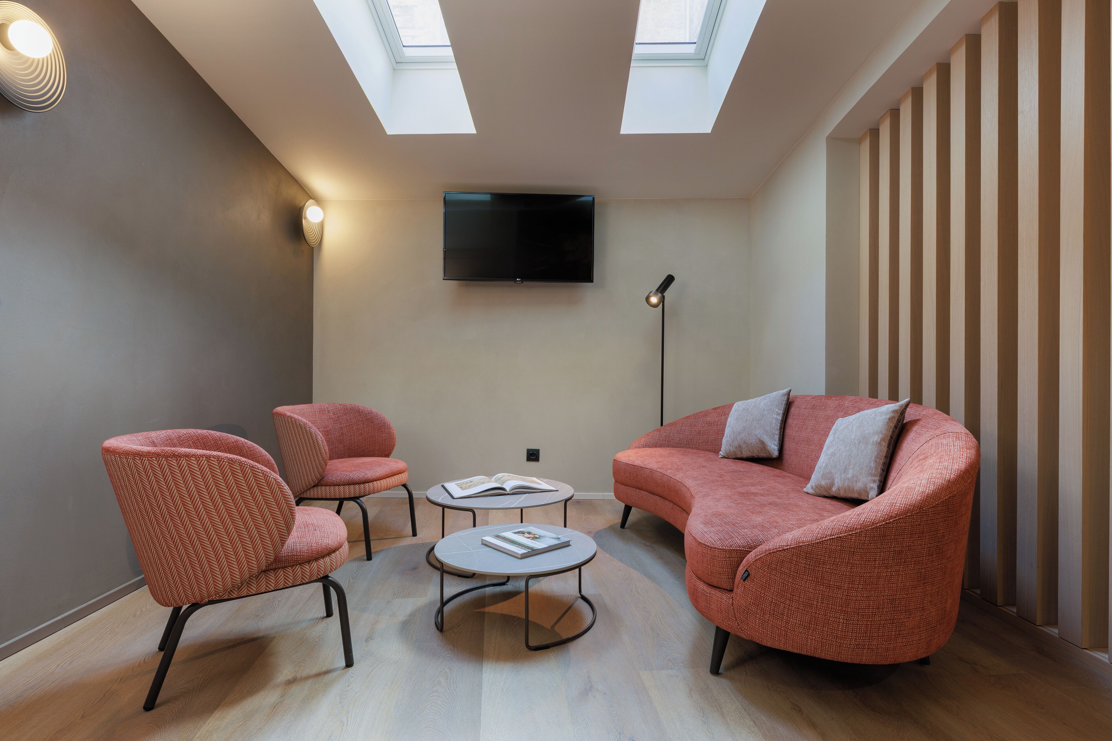 1-cm flat-screen tv with satellite channels, tv, streaming services