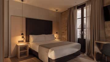 Down comforters, in-room safe, desk, blackout drapes